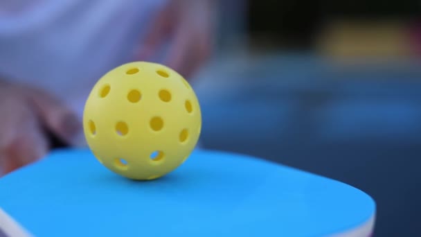 泡菜球在桨球拍上慢动作滚动时的饱和球 — 图库视频影像