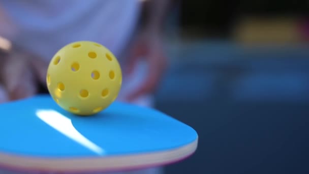 Pickler Rodando Una Bola Plástico Perforada Una Raqueta — Vídeo de stock