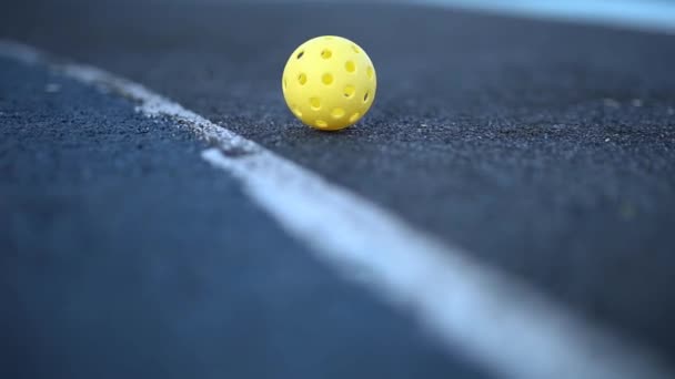 Διάτρητη Πλαστική Μπάλα Για Pickleball Τροχαίο Στο Γήπεδο Αργή Κίνηση — Αρχείο Βίντεο