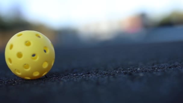 Διάτρητη Μπάλα Για Pickleball Τροχαίο Στο Γήπεδο Έδαφος Αργή Κίνηση — Αρχείο Βίντεο