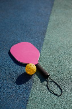 Pickleball raketi sahada. Turşu topu oyunu için raket