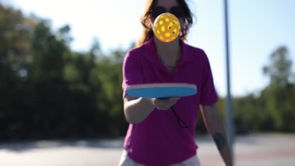 Pickler Atlet Berlatih Untuk Menyulap Bola Dengan Raket Dayung — Stok Video