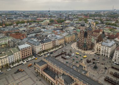 Rynek Glowny 'nin hava aracı fotoğrafı, Krakow şehrinin ana meydanı. KRAKOW, POLİS - 23 Nisan, 2019 