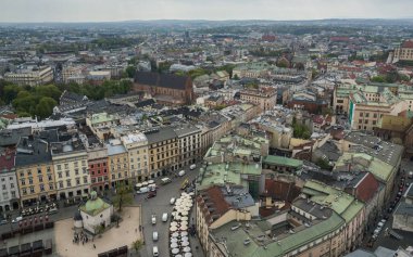 Rynek Glowny 'nin hava aracı fotoğrafı, Krakow şehrinin ana meydanı. KRAKOW, POLİS - 23 Nisan, 2019 