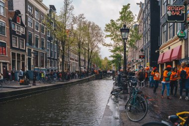 Kırmızı Işık Bölgesi 'nde Kral Günü (Felemenkçe: Koningsdag) kutlaması. Hollanda Krallığı 'nda ulusal Hollanda bayramı kutlanıyor. AMSTERDAM, NETHERLANDS - 28 NİSAN, 2019