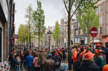 Kırmızı Işık Bölgesi 'nde Kral Günü (Felemenkçe: Koningsdag) kutlaması. Hollanda Krallığı 'nda ulusal Hollanda bayramı kutlanıyor. AMSTERDAM, NETHERLANDS - 28 NİSAN, 2019
