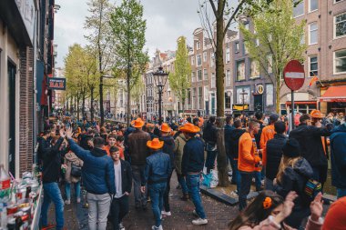 Kırmızı Işık Bölgesi 'nde Kral Günü (Felemenkçe: Koningsdag) kutlaması. Hollanda Krallığı 'nda ulusal Hollanda bayramı kutlanıyor. AMSTERDAM, NETHERLANDS - 28 NİSAN, 2019