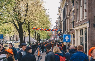 Kırmızı Işık Bölgesi 'nde Kral Günü (Felemenkçe: Koningsdag) kutlaması. Hollanda Krallığı 'nda ulusal Hollanda bayramı kutlanıyor. AMSTERDAM, NETHERLANDS - 28 NİSAN, 2019