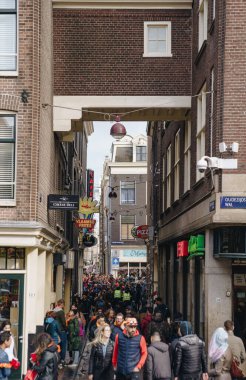 Kırmızı Işık Bölgesi 'nde Kral Günü (Felemenkçe: Koningsdag) kutlaması. Hollanda Krallığı 'nda ulusal Hollanda bayramı kutlanıyor. AMSTERDAM, NETHERLANDS - 28 NİSAN, 2019