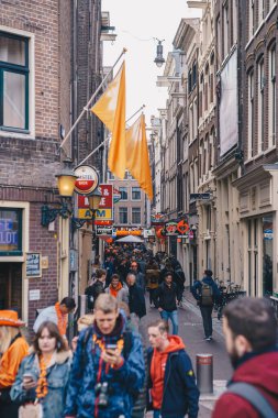 Kırmızı Işık Bölgesi 'nde Kral Günü (Felemenkçe: Koningsdag) kutlaması. Hollanda Krallığı 'nda ulusal Hollanda bayramı kutlanıyor. AMSTERDAM, NETHERLANDS - 28 NİSAN, 2019