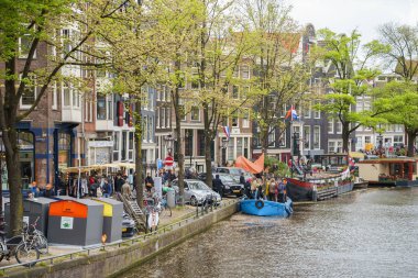 Amsterdam 'ın Kırmızı Işık Bölgesi Krallar Günü kutlamaları, Amstel Nehri manzarası. AMSTERDAM, NETHERLANDS-28 Nisan, 2019