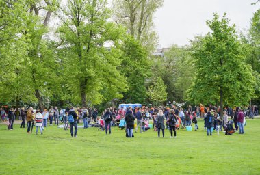 Parkta Krallar Günü 'nü kutlayan bir grup insan. AMSTERDAM, NETHERLANDS-28 Nisan, 2019