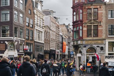 Krallar Günü 'nde Amsterdam' ın merkezinde. Sokakta yürüyen turistler. AMSTERDAM, NETHERLANDS-28 Nisan, 2019