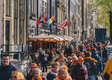 King 's Day festivalinde bayraklarla süslenmiş eşcinsel barı. AMSTERDAM, NETHERLANDS-28 Nisan, 2019