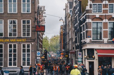 King 's Day festivalinde Kırmızı Işık Bölgesi. AMSTERDAM, NETHERLANDS-28 Nisan, 2019
