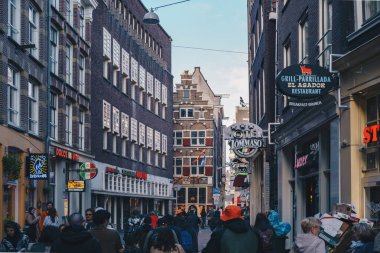 Kral Bayramı 'nda Amsterdam' ın eski bir kasabası. AMSTERDAM, NETHERLANDS-28 Nisan, 2019