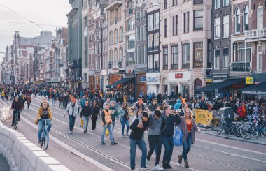 İnsanlar Amsterdam 'ın merkezinde Kral Bayramı' nı kutluyor. AMSTERDAM, NETHERLANDS-28 Nisan, 2019