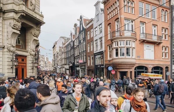 Viele Touristen Spazieren Königstag Durch Das Zentrum Von Amsterdam Amsterdam — Stockfoto