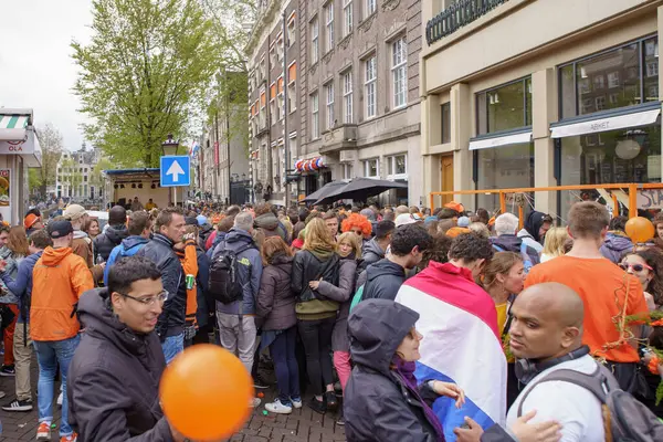 Turistler King 's Day' de bir sokak barında parti yapıyorlar. AMSTERDAM, NETHERLANDS-28 Nisan, 2019