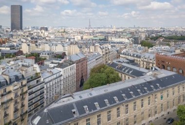 Paris 'in merkezi, 16e Arrondissement bölgesi ve arka planda Eyfel Kulesi ilkbaharda hava insansız hava aracı kamerasıyla fotoğraflandı. PARIS, FRANSA-30 Nisan, 2019
