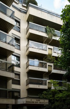 Paris 'teki modern konut binasının pencere ve balkonları. PARIS - 29 Nisan, 2019