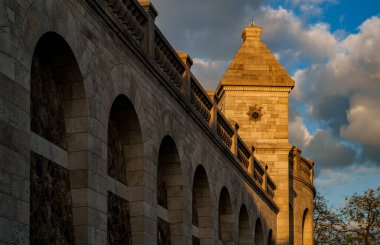 Gün batımında Montmartre 'de Sacr Coeur Bazilikası. PARIS - 29 Nisan, 2019 