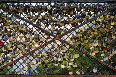 Montmartre Tepesi 'nde aşk kilitleri. PARIS - 29 Nisan, 2019