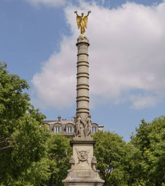 Chtelet Meydanı 'ndaki La Fontaine du Palmier' deki bir anıtta altın kanatlı bir figür. PARIS - 29 Nisan, 2019 