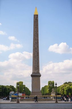 Place de la Concorde 'da Luxor Obelisk (Fransızca: Oblisques de Louxor). PARIS - 29 Nisan, 2019 