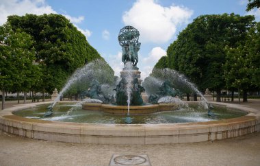 Fontaine de l 'Observatoire, Jardin Marco Polo' da bulunan muazzam bir çeşmedir. PARIS - 29 Nisan, 2019