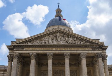 Pantheon Tapınağı 'nın girişinde Ulus ve Özgürlük' ün merkezi figürleriyle birlikte Pantheon Meydanı 'nda. PARIS - 29 Nisan, 201