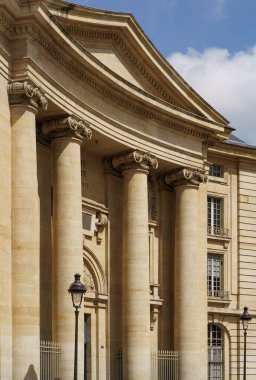 Maire d 'arrondissement binasının sütunları, Place du Pantheon' da yer alıyor. PARIS - 29 Nisan, 2019