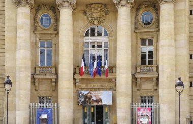 Maire d 'arrondissement binasının girişi Fransa bayrağıyla süslenmiş. PARIS - 29 Nisan, 2019