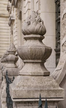 Pantheon Tapınağı 'nın girişindeki heykeller Pantheon Meydanı' nda. PARIS - 29 Nisan, 2019