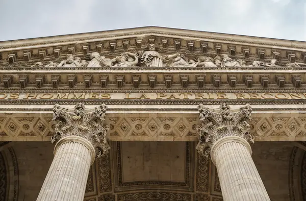 Pantheon Tapınağı 'nın girişinde Ulus ve Özgürlük' ün merkezi figürleriyle birlikte Pantheon Meydanı 'nda. PARIS - 29 Nisan, 201