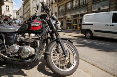 Klasik Amerikan motosikleti Triumph Bonneville T100 şehir caddesinde park halinde. PARIS - 29 Nisan, 2019