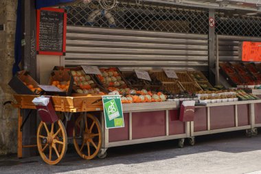 Paris caddesinde meyve ve sebze satan bir dükkan. PARIS - 29 Nisan, 2019