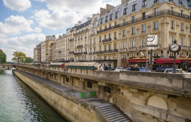 Seine nehri kıyısı Quai Saint Michel 'de PARIS' in merkezinde - 29 Nisan, 2019