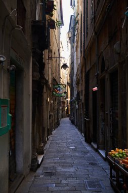Cenova 'nın Eski Şehir Limanı' nda (İtalyanca: Porto Antico) karanlık ve dar bir caddesi. GENOVA - 1 Mayıs 2019