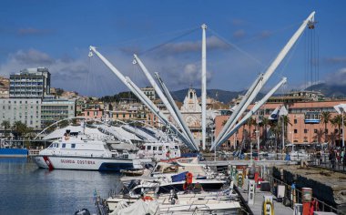 The Bigo Lift (İtalyanca: Il Bigo), Cenova 'nın Eski Şehir Limanı bölgesinde popüler bir turizm merkezi. GENOVA - 1 Mayıs 2019