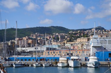 Cenova limanında bir sürü yat ve motorlu tekne var. Genovese limanında farklı su işkenceleri. GENOVA - 1 Mayıs 2019