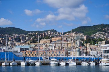 Liguria, Cenova 'daki Old Port' un arka planında bir rıhtımdaki yatların ve klasik İtalyan evlerinin manzarası çok güzel. GENOVA - 1 Mayıs 2019