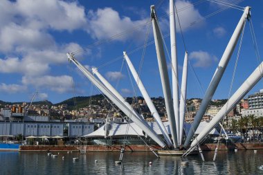 The Bigo Lift (İtalyanca: Il Bigo), Cenova 'nın Eski Şehir Limanı bölgesinde popüler bir turizm merkezi. GENOVA - 1 Mayıs 2019