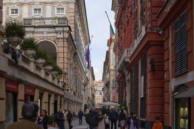 Cenova caddesinde yürüyen turistler. GENOVA - 1 Mayıs 2019
