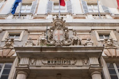 Cenova 'daki Via Garibaldi' de bulunan Doria Tursi Sarayı 'nda (Municipio) heykeller ve armalar. GENOA - 1 Mayıs 2019