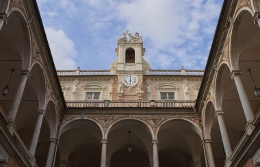 Cenova 'daki Via Garibaldi' de Galeria Brignole 'un iç avlusunda bulunan saat kulesi Sale De Ferrari (Palazzo Rosso). GENOA - 1 Mayıs 2019