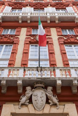 Cenova 'daki Palazzo Rosso' nun (Galeria Brignole Satışı De Ferrari) girişinde İtalya bayrağı ve arması bulunmaktadır. GENOVA - 1 Mayıs 2019