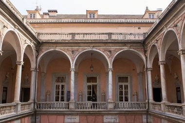 Cenova 'daki Palazzo Rosso' nun iç avlusunun ikinci katında. GENOVA - 1 Mayıs 2019