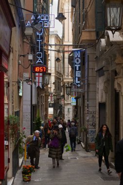 Cenova 'nın dar sokaklarında yürüyen insanlar. GENOVA - 1 Mayıs 2019