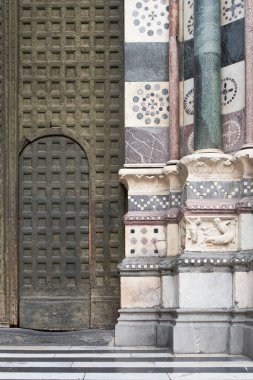 Eski Saint Lawrence Katedrali 'nin ön kapısı ve sütunları (İtalyanca: Cattedrale di San Lorenzo). GENOVA - 1 Mayıs 2019